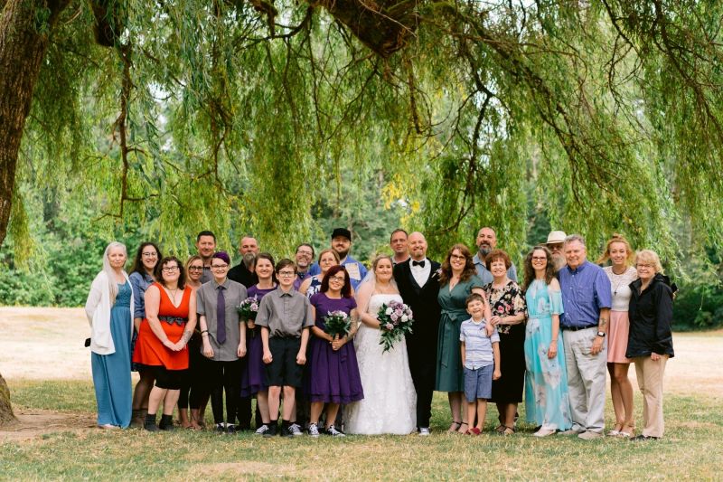 The entire family pictured together on wedding day. | Trung Phan Photography